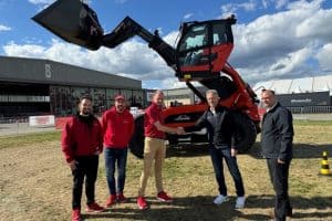 LINDE expands its range of industrial and materials handling equipment through cooperation with SENNEBOGEN